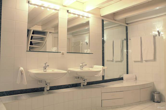 Imagen de la habitación del Hotel L\'H&Ocirc;TEL by Hostellerie du Ch&acirc;teau. Foto 13