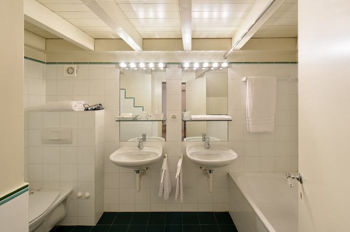 Imagen de la habitación del Hotel L\'H&Ocirc;TEL by Hostellerie du Ch&acirc;teau. Foto 18