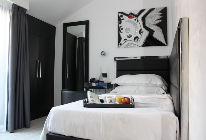 Imagen de la habitación del Hotel LHP Napoleon. Foto 4