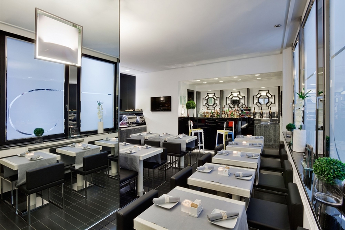 Imagen del bar/restaurante del Hotel LHP Napoleon. Foto 2