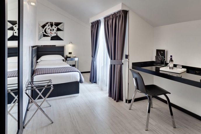 Imagen de la habitación del Hotel LHP Napoleon. Foto 7