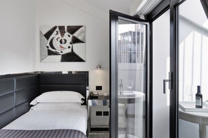 Imagen de la habitación del Hotel LHP Napoleon. Foto 8