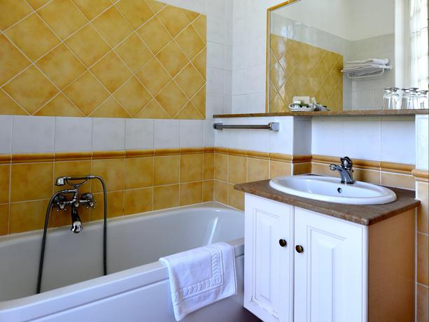 Imagen de la habitación del Hotel L'Hermitage, Pernes-les-Fontaines. Foto 5