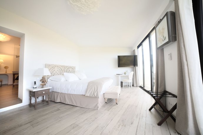 Imagen de la habitación del Hotel L\'Hostellerie Du Moulin Des Oliviers. Foto 2