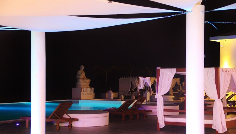 Imagen de la piscina del Hotel LIVVO Budha Beach. Foto 15