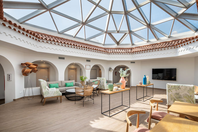Imagen de los interiores del Hotel LIVVO Puerto de Mog&aacute;n, Playa de Mog&aacute;n. Foto 8