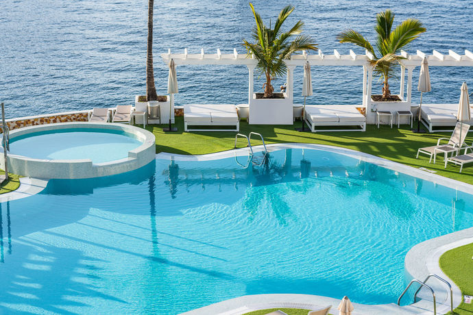 Imagen de la piscina del Hotel LIVVO Puerto de Mog&aacute;n, Playa de Mog&aacute;n. Foto 10