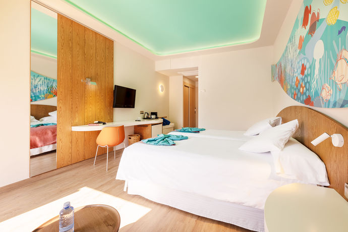 Imagen de la habitación del Hotel LIVVO Puerto de Mog&aacute;n, Playa de Mog&aacute;n. Foto 3