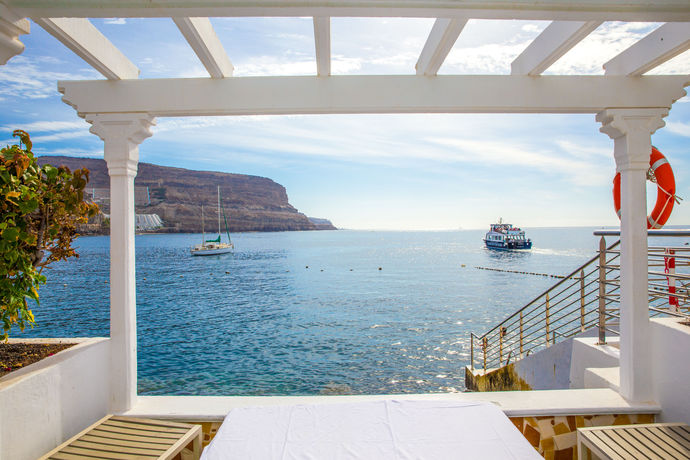 Imagen de los exteriores del Hotel LIVVO Puerto de Mog&aacute;n, Playa de Mog&aacute;n. Foto 7