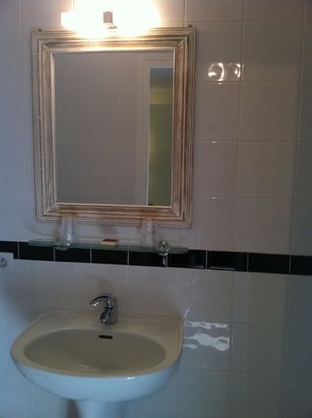 Imagen de la habitación del Hotel LOGIS HOTEL LOUISE DE SAVOIE. Foto 11