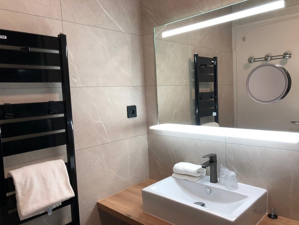 Imagen de la habitación del Hotel LOGIS Majestic Chatelaillon Plage - La Rochelle. Foto 16