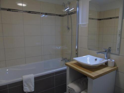 Imagen de la habitación del Hotel LOGIS Restaurant Auberge Du Cheval Blanc. Foto 7