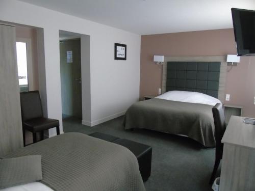 Imagen de la habitación del Hotel LOGIS Restaurant Auberge Du Cheval Blanc. Foto 10