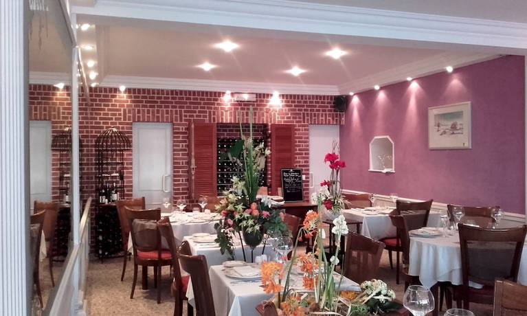Imagen del bar/restaurante del Hotel LOGIS de la Paix, Le Nouvion-en-Thi&eacute;rache. Foto 4