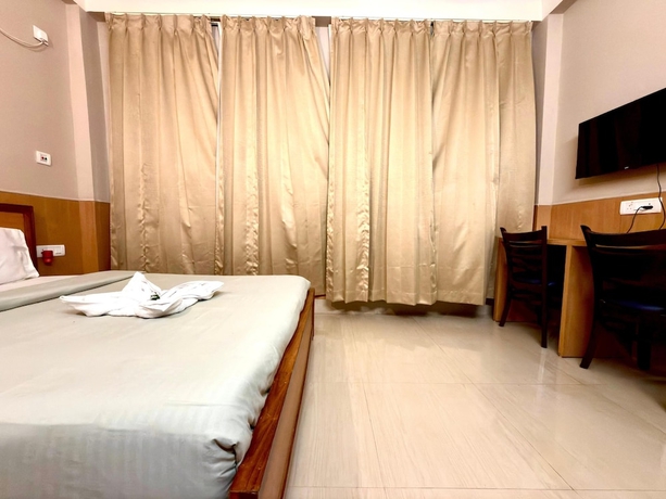 Imagen de la habitación del Hotel LOKTAK RESIDENCY. Foto 10