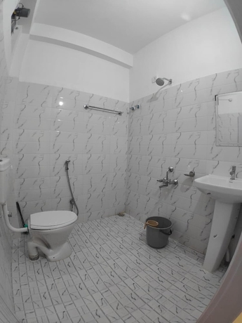 Imagen de la habitación del Hotel LOKTAK RESIDENCY. Foto 11