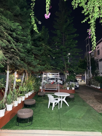 Imagen de los exteriores del Hotel LOKTAK RESIDENCY. Foto 12