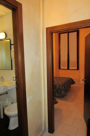 Imagen de la habitación del Hotel LOMBARDI. Foto 3