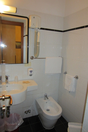 Imagen de la habitación del Hotel LOMBARDI. Foto 13