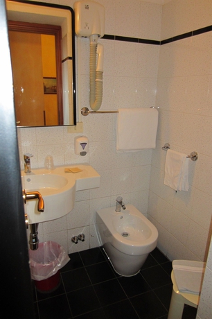 Imagen de la habitación del Hotel LOMBARDI. Foto 14