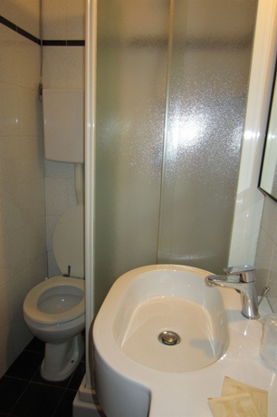 Imagen de la habitación del Hotel LOMBARDI. Foto 15