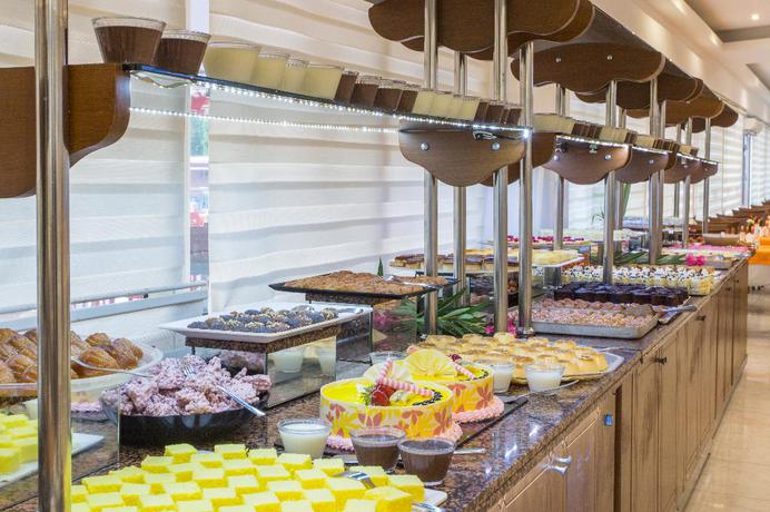 Imagen del bar/restaurante del Hotel LONICERA WORLD. Foto 10