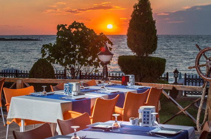 Imagen del bar/restaurante del Hotel LONICERA WORLD. Foto 11