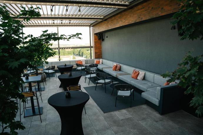 Imagen del bar/restaurante del Hotel LOOM and Skybar. Foto 5