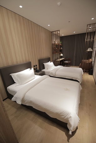 Imagen de la habitación del Hotel LOTUS BLU HOTEL NAGA. Foto 5