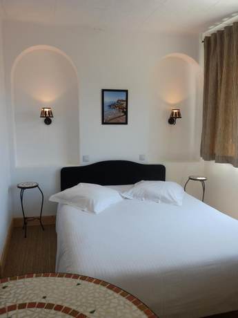Imagen de la habitación del Hotel L\'Oustaou, LE LAVANDOU. Foto 17
