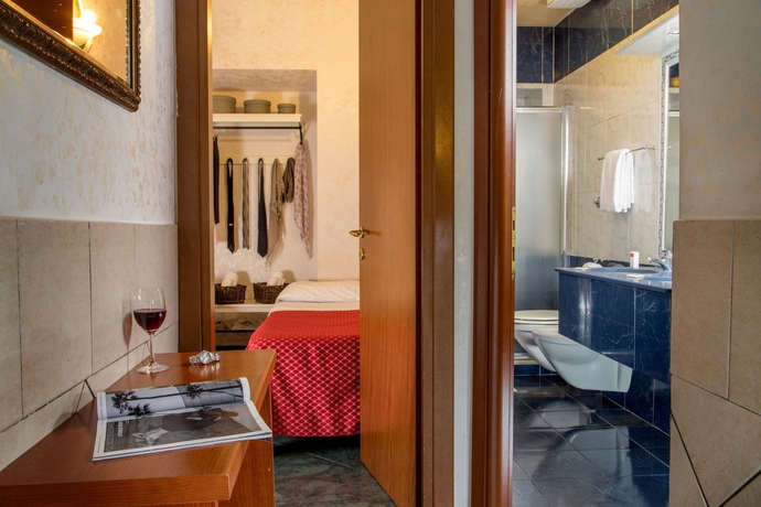 Imagen de la habitación del Hotel LUCIANI. Foto 5