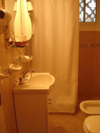 Imagen de la habitación del Hotel LUGRA HOTEL. Foto 5