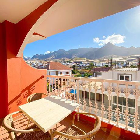 Imagen de los exteriores del Hotel La Aldea Suites. Foto 16