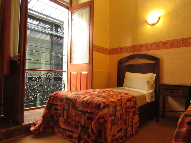 Imagen de la habitación del Hotel La Alhondiga. Foto 7