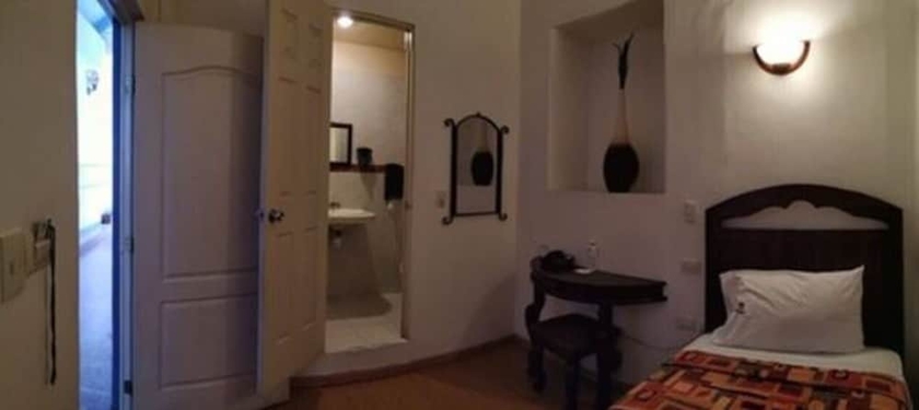 Imagen de la habitación del Hotel La Alhondiga. Foto 17