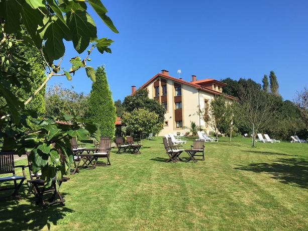 Imagen de los exteriores del Hotel La Arquera. Foto 16