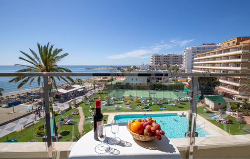 Imagen de los exteriores del Hotel La Barracuda. Foto 7