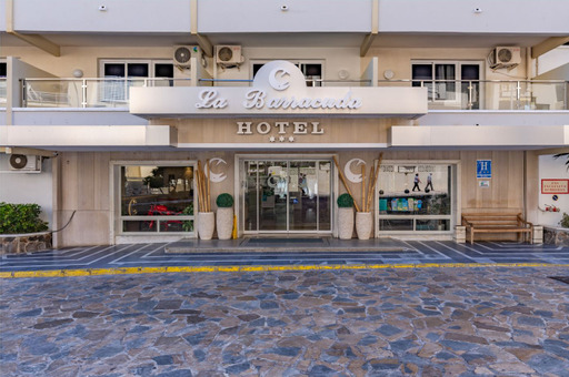 Imagen de los exteriores del Hotel La Barracuda. Foto 8