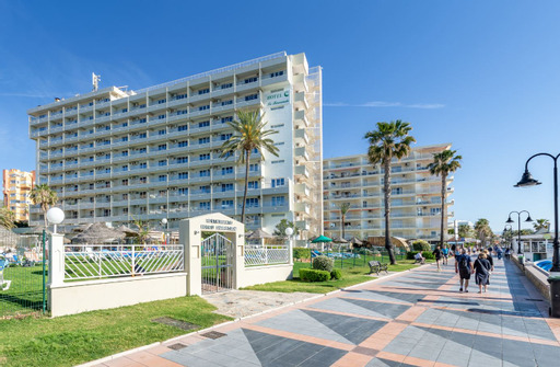 Imagen de los exteriores del Hotel La Barracuda. Foto 10