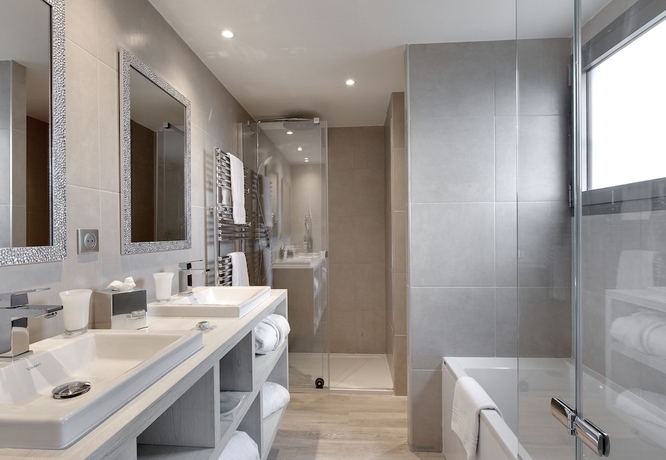 Imagen de la habitación del Hotel La Bastide De Biot. Foto 16