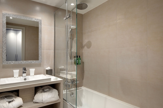 Imagen de la habitación del Hotel La Bastide De Biot. Foto 17