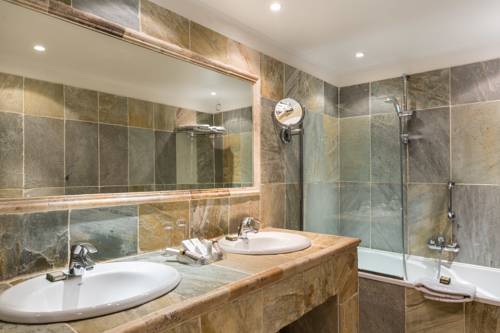 Imagen de la habitación del Hotel La Bastide De Tourtour and Spa. Foto 3