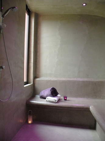 Imagen de la piscina del Hotel La Bastide Du Clos Des Roses. Foto 18