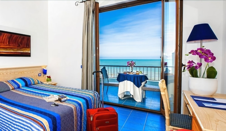 Imagen de la habitación del Hotel La Battigia. Foto 7