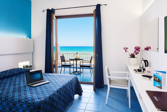 Imagen de la habitación del Hotel La Battigia. Foto 9