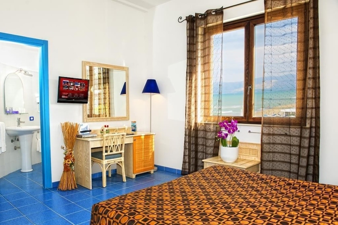 Imagen de la habitación del Hotel La Battigia. Foto 11