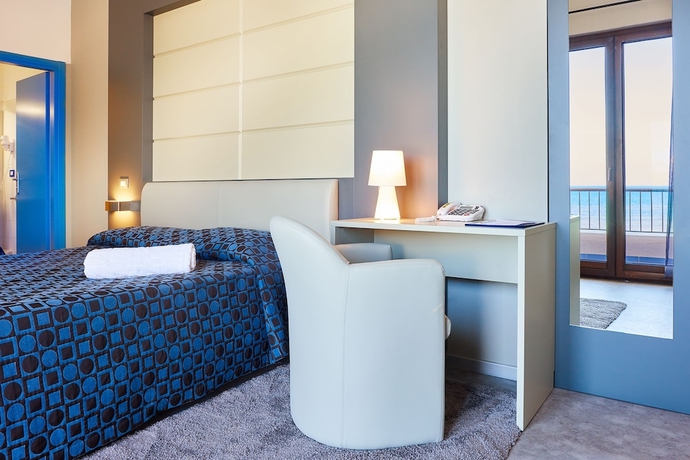 Imagen de la habitación del Hotel La Battigia. Foto 17