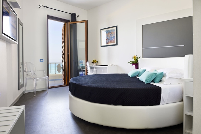 Imagen de la habitación del Hotel La Battigia. Foto 19