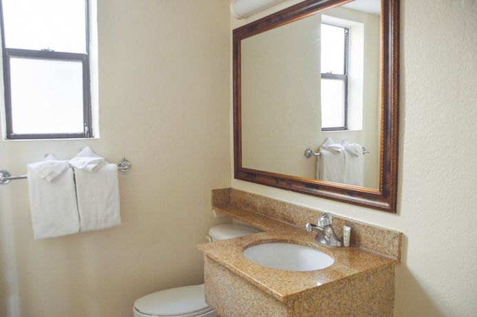 Imagen de la habitación del Hotel La Bella Oceanfront Inn. Foto 10