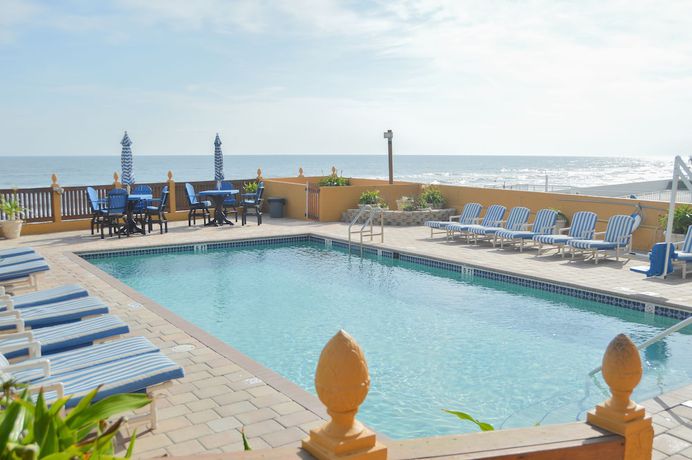 Imagen de la piscina del Hotel La Bella Oceanfront Inn. Foto 20